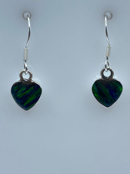 Aretes de plata con ópalo de fuego verde, vista frontal del par