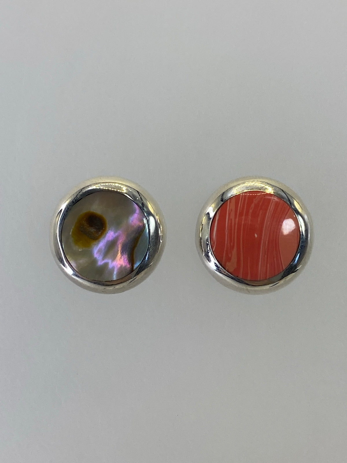 Par de aretes de plata 925 con coral rosa engastado a mano en vista frontal