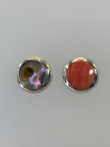 Par de aretes de plata 925 con coral rosa engastado a mano en vista frontal