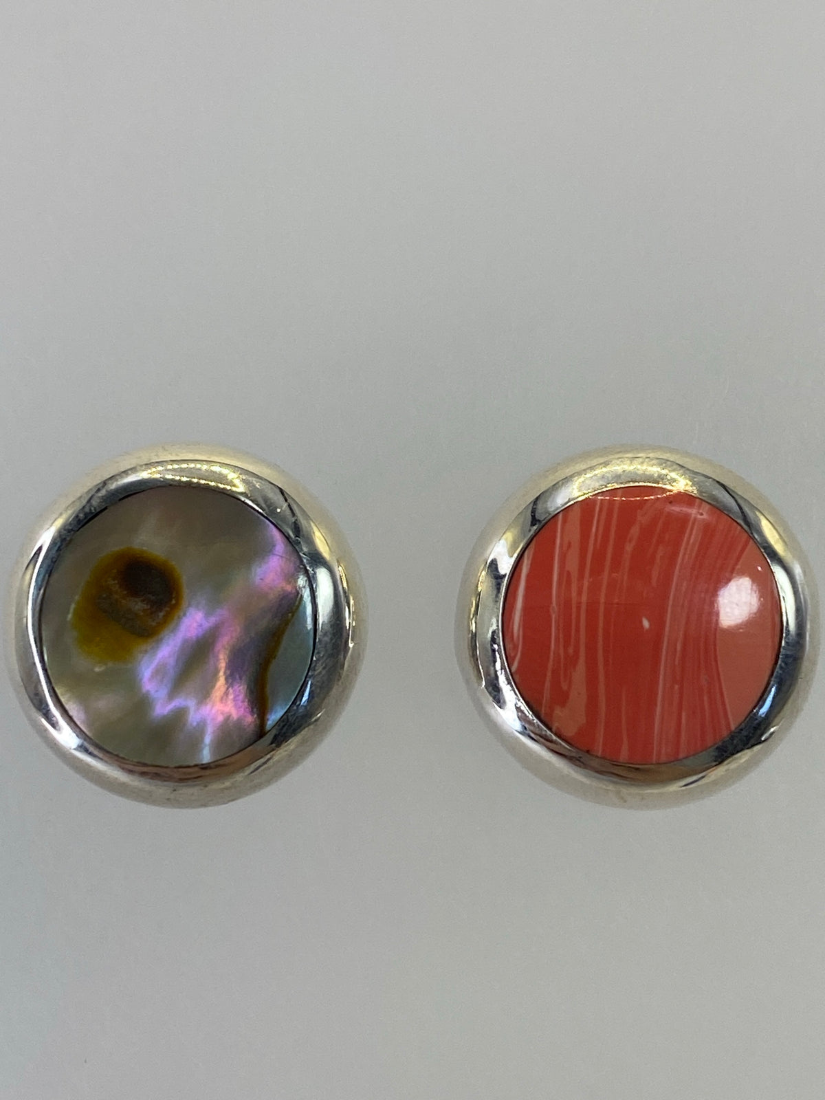 Aretes de coral rosa sobre fondo blanco mostrando el tamaño de 1.3 cm