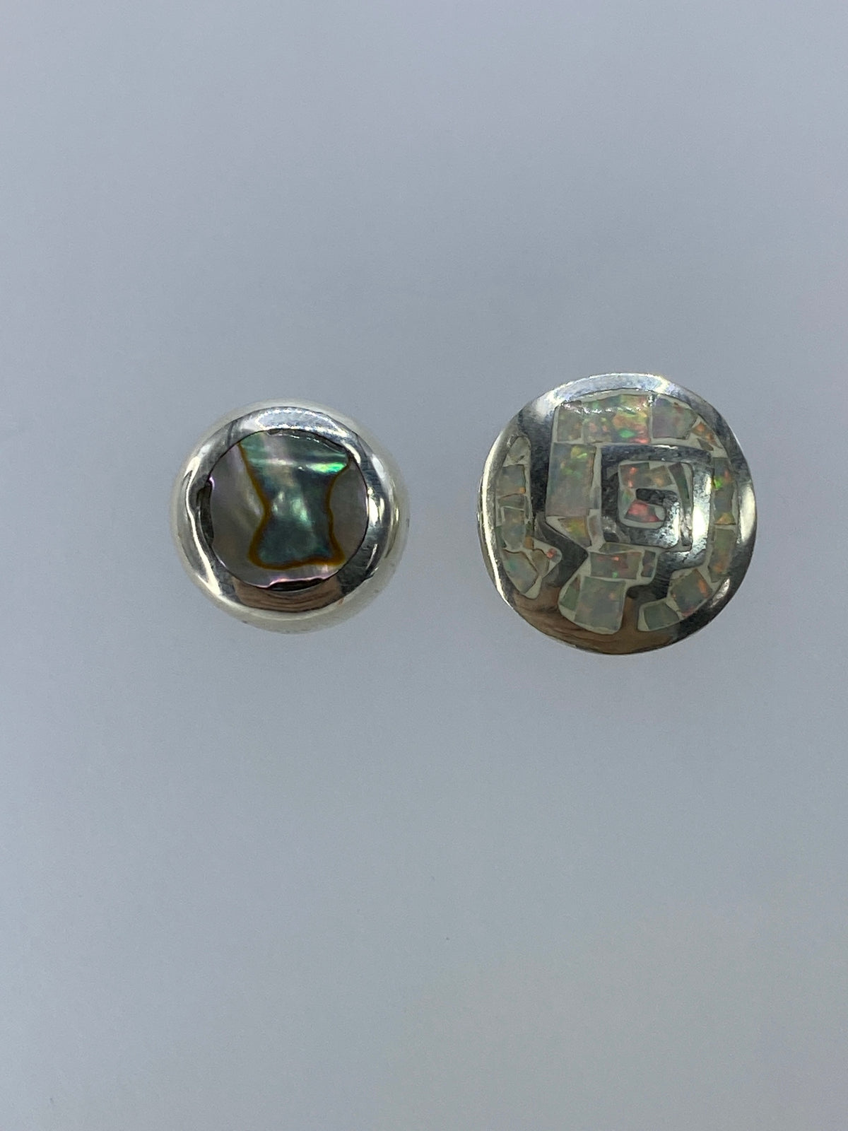 Par de aretes de plata con ópalo de fuego multicolor, 1.3 cm, en estuche azul