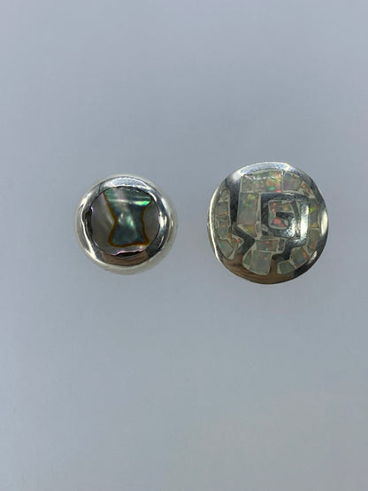 Par de aretes de plata con ópalo de fuego multicolor, 1.3 cm, en estuche azul