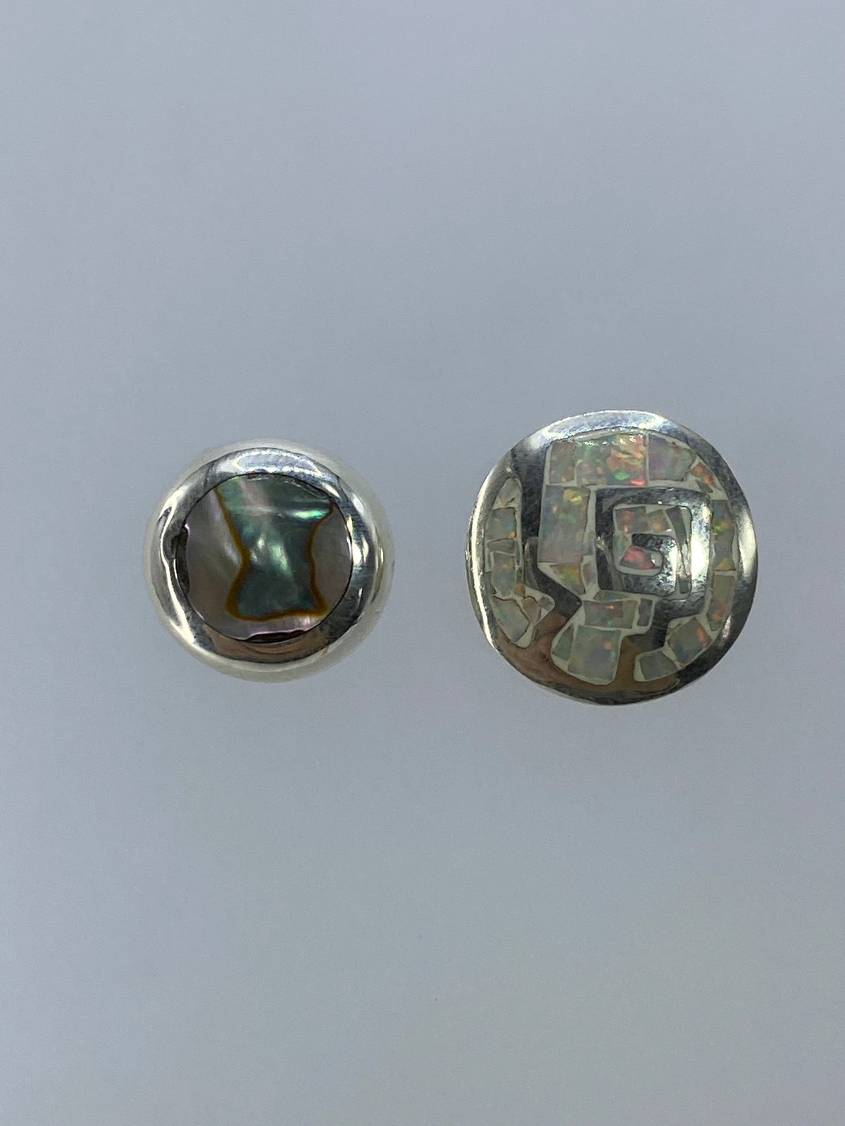 Vista frontal de los aretes de ópalo multicolor engastados en plata 925