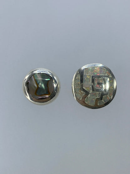 Vista frontal de los aretes de ópalo multicolor engastados en plata 925