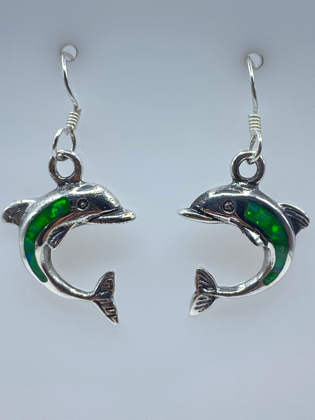 Par de aretes de plata 950 con opalo de fuego verde engastado a mano
