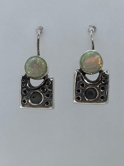 Par de aretes de plata 950 con ópalo de fuego multicolor, diseño geométrico cuadrado