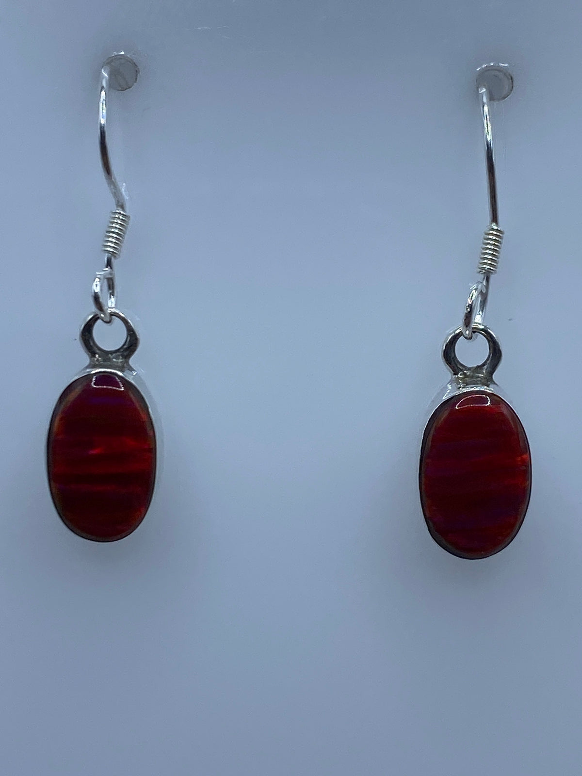 Par de aretes de plata con Opalo de Fuego multicolor, colgando en forma de gota