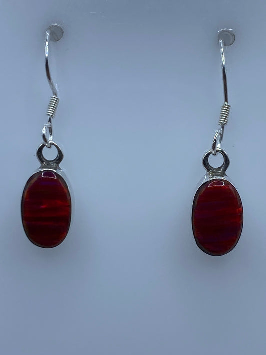 Par de aretes de plata con Opalo de Fuego multicolor, colgando en forma de gota