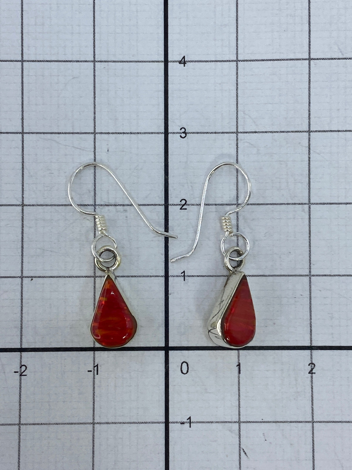 Aretes con ópalo de fuego rojo — vista trasera del gancho de plata 950
