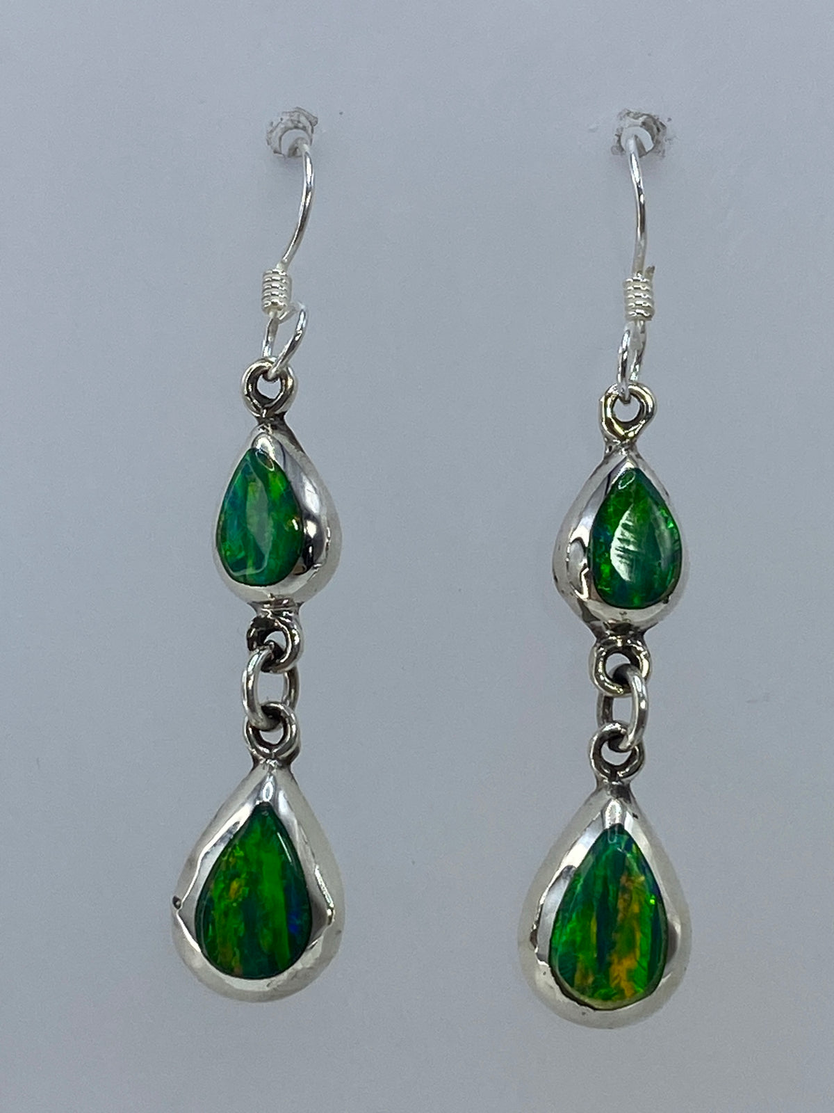 Par de aretes de plata 925 con ópalo de fuego verde limón, cascada de 4.1 cm, sobre fondo blanco
