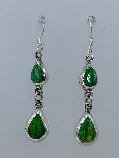 Par de aretes de plata 925 con ópalo de fuego verde limón, cascada de 4.1 cm, sobre fondo blanco