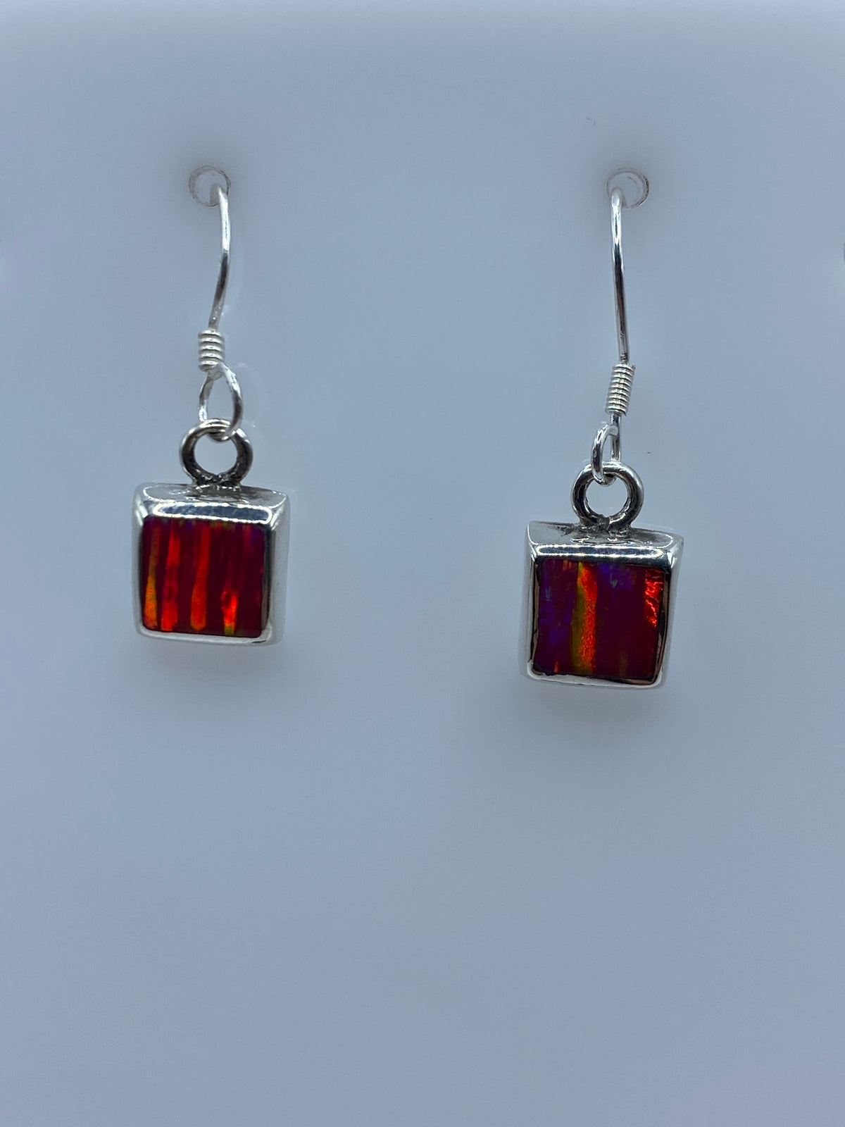 Detalle del Ópalo de Fuego rosa con reflejos naranjas y rojos en engaste de plata