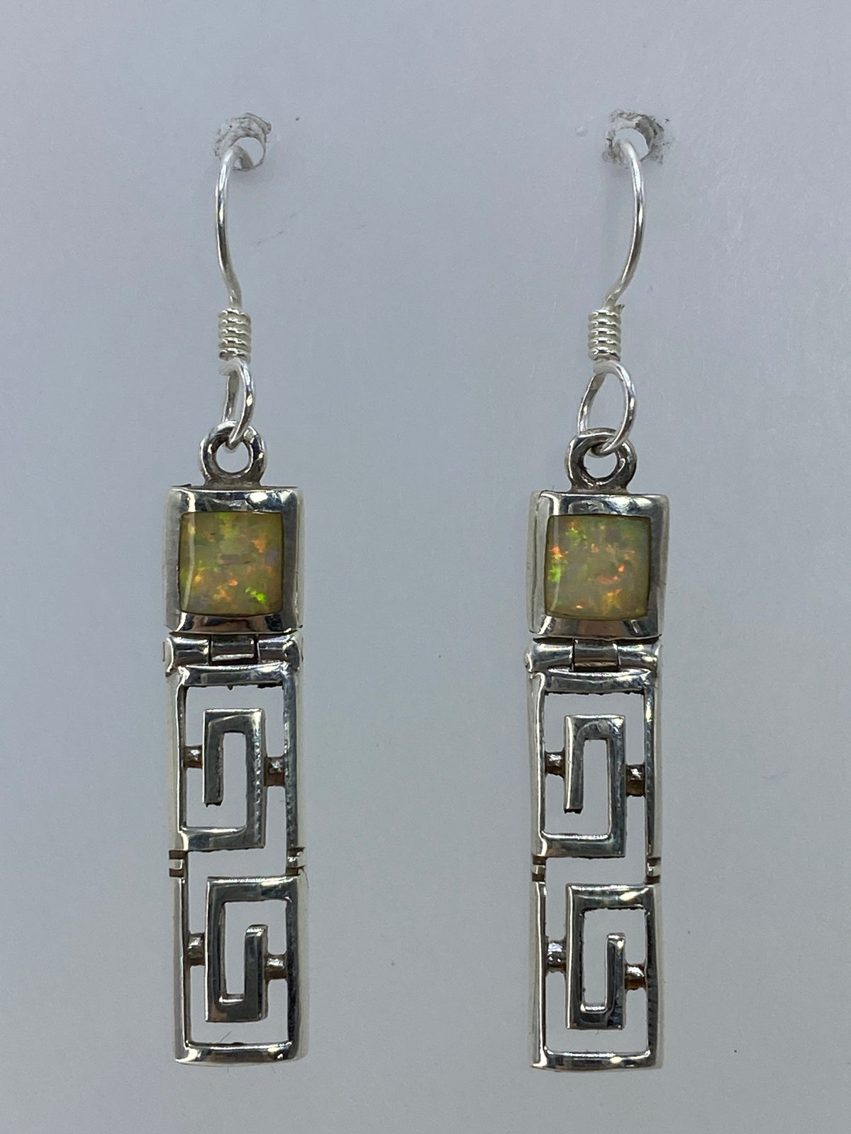 Aretes de plata con ópalo de fuego multicolor, diseño geométrico prehispánico, largos 3.9 cm
