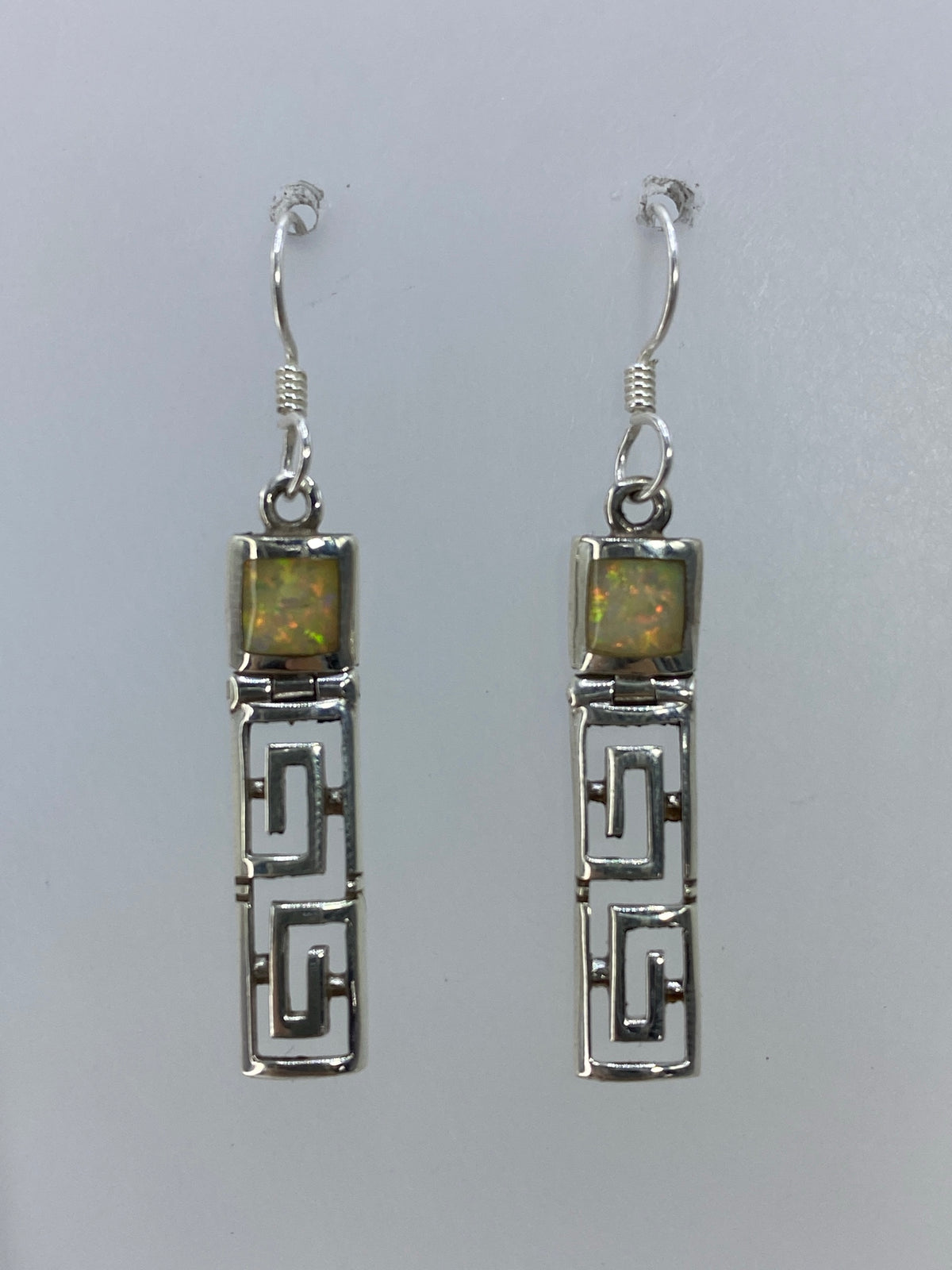 Detalle del engaste de ópalo de fuego en plata 925, tonos naranja, rojo y verde