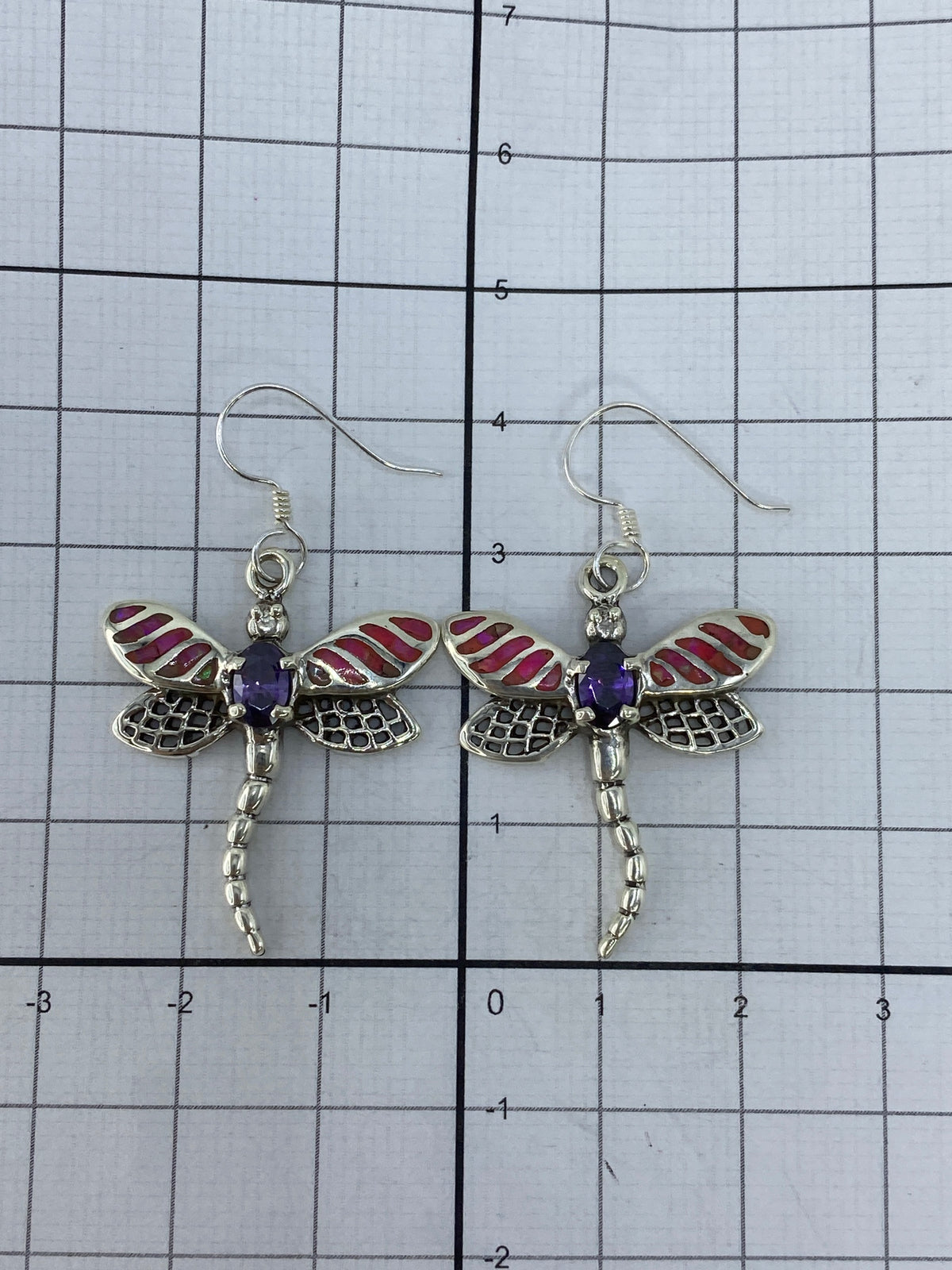 Aretes sobre regla mostrando largo de 4.1 cm del par