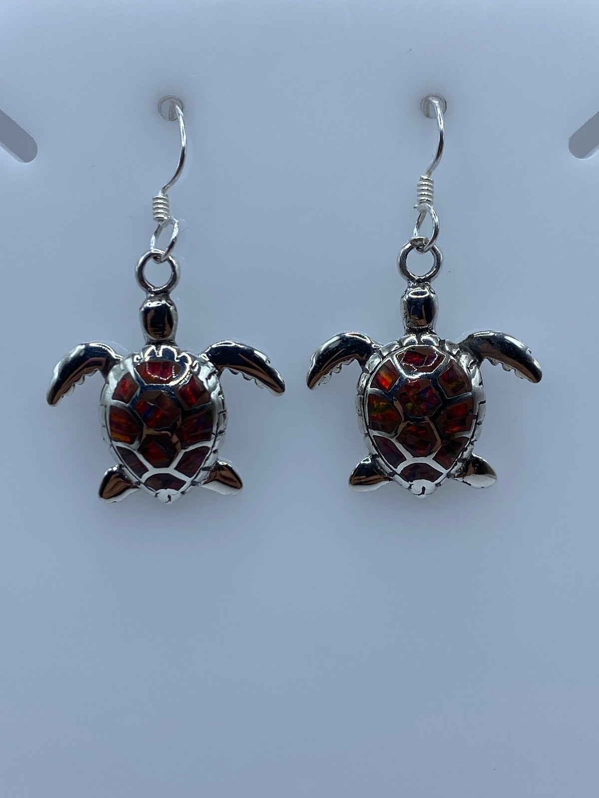 Aretes de plata 950 mostrando el engaste a mano del ópalo de fuego