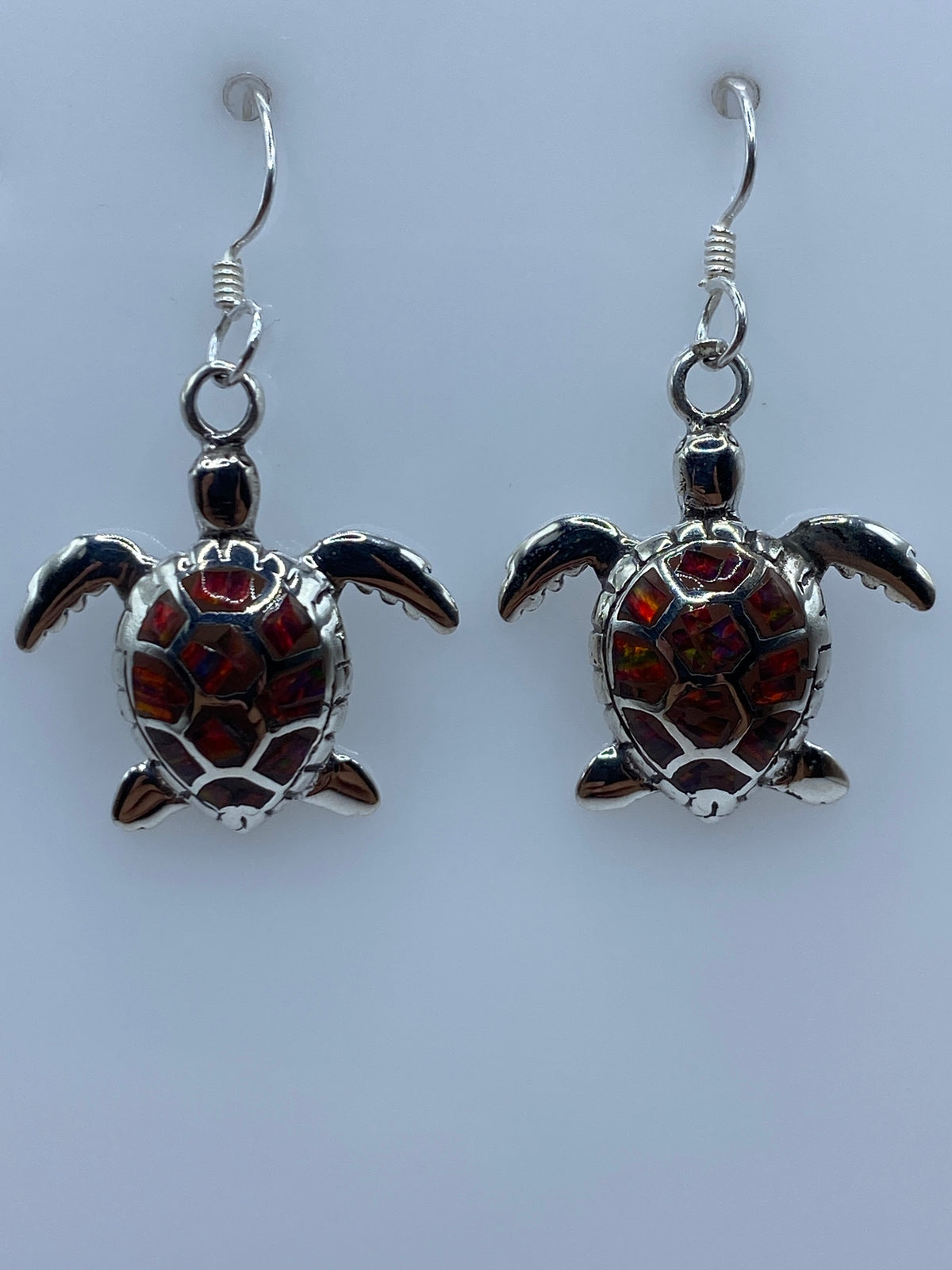 Detalle del ópalo de fuego con tonos rojo, naranja, amarillo y verde
