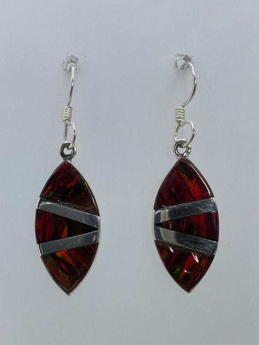 Par de aretes de plata 950 con ópalo de fuego multicolor engastado, colgando sobre fondo blanco
