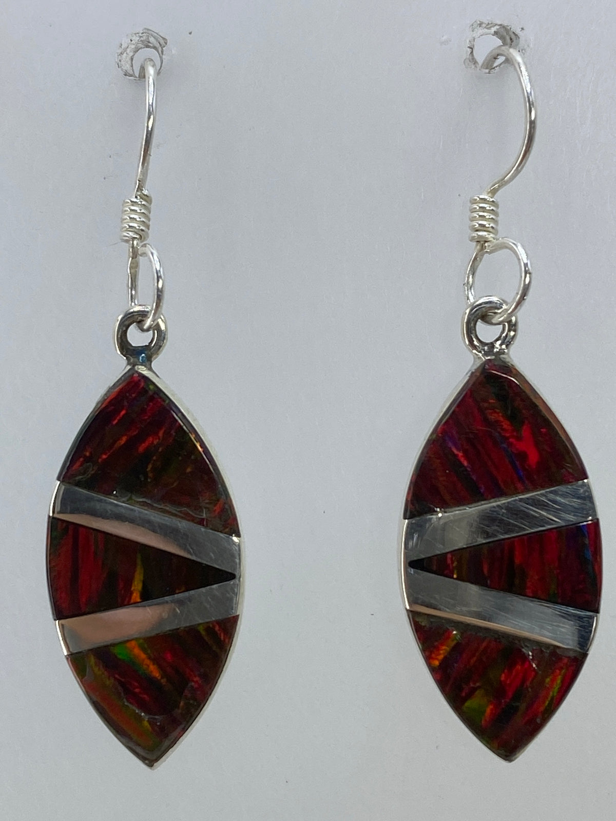 Ambos aretes en una regla milimetrada, comprobando el largo de 3.3 cm