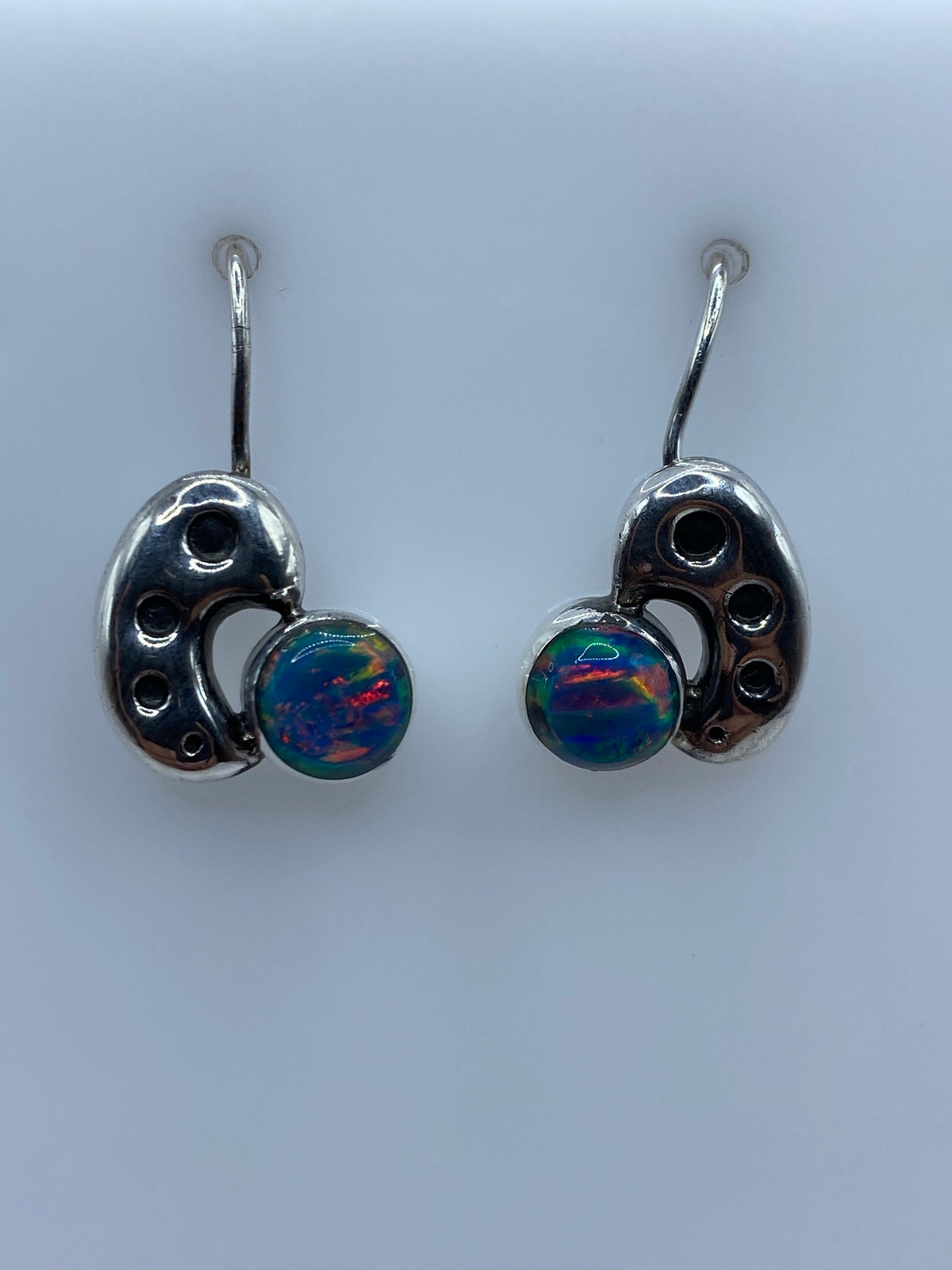 Detalle del engaste a mano del ópalo azul en plata 950