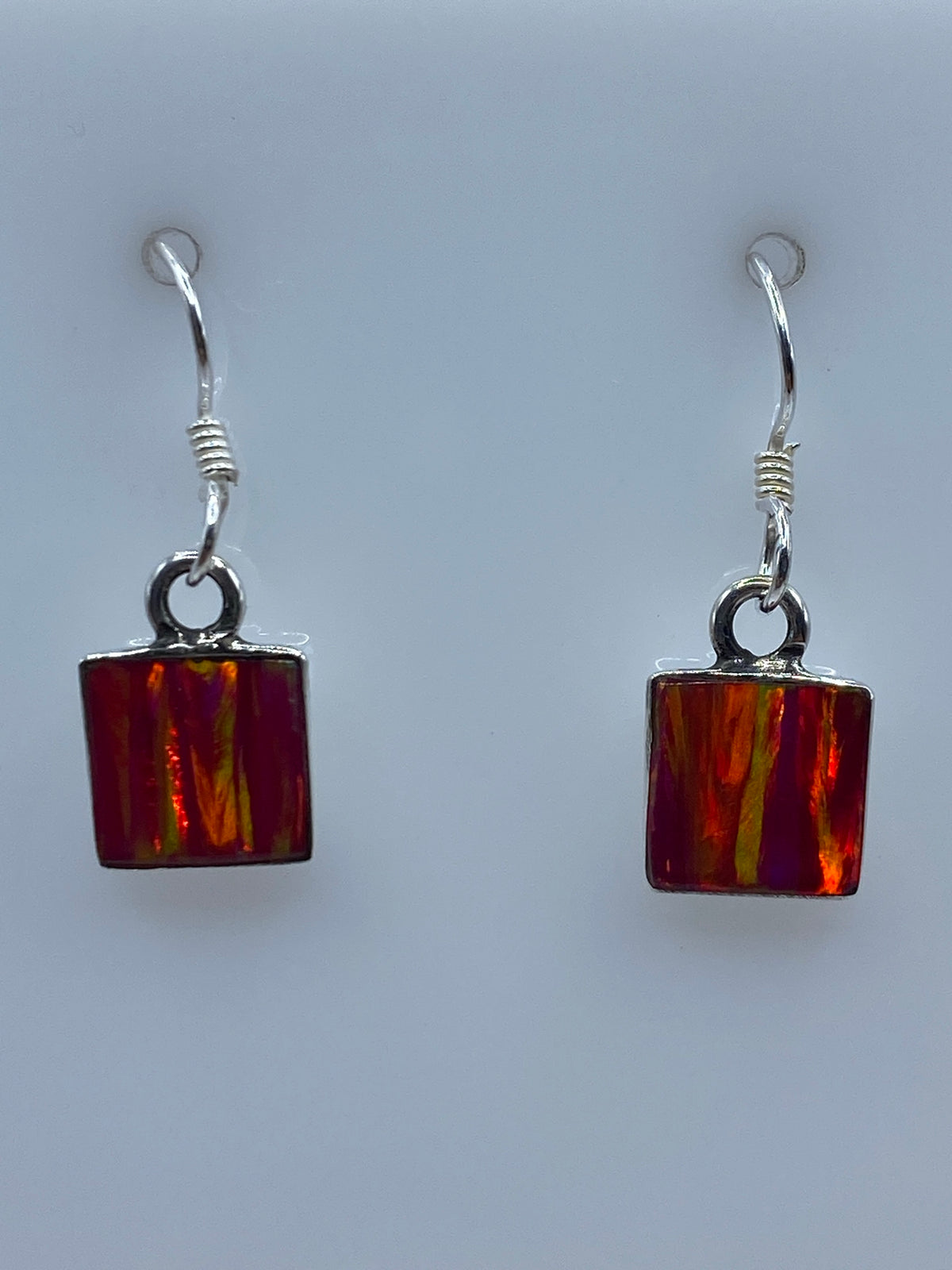 Par de aretes de plata con ópalo de fuego rosa, colgados de gancho de plata