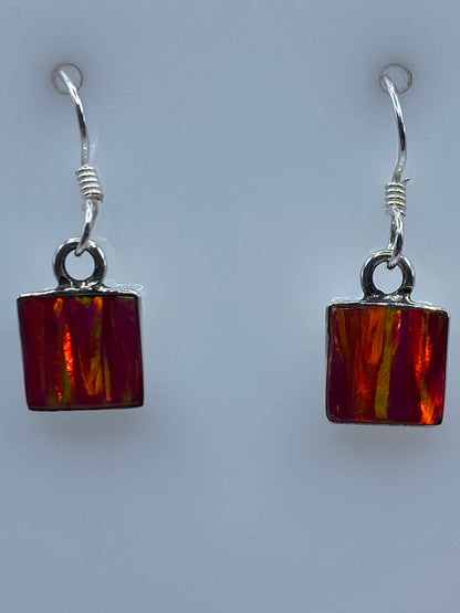 Vista frontal de ambos aretes, destacando la tonalidad rosa y naranja del ópalo