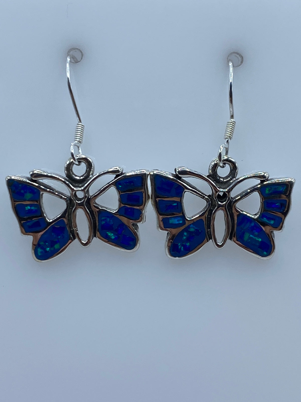 Par de aretes de plata 950 con opalo de fuego azul brillante, vista frontal