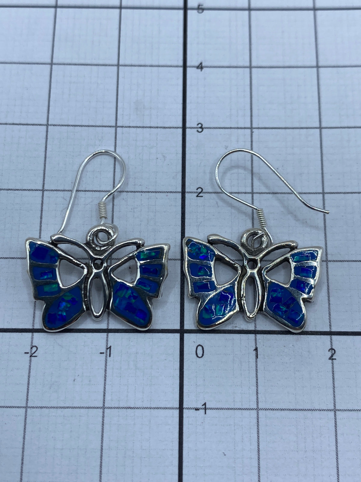 Aretes sobre fondo blanco, con Quinto 950 visible