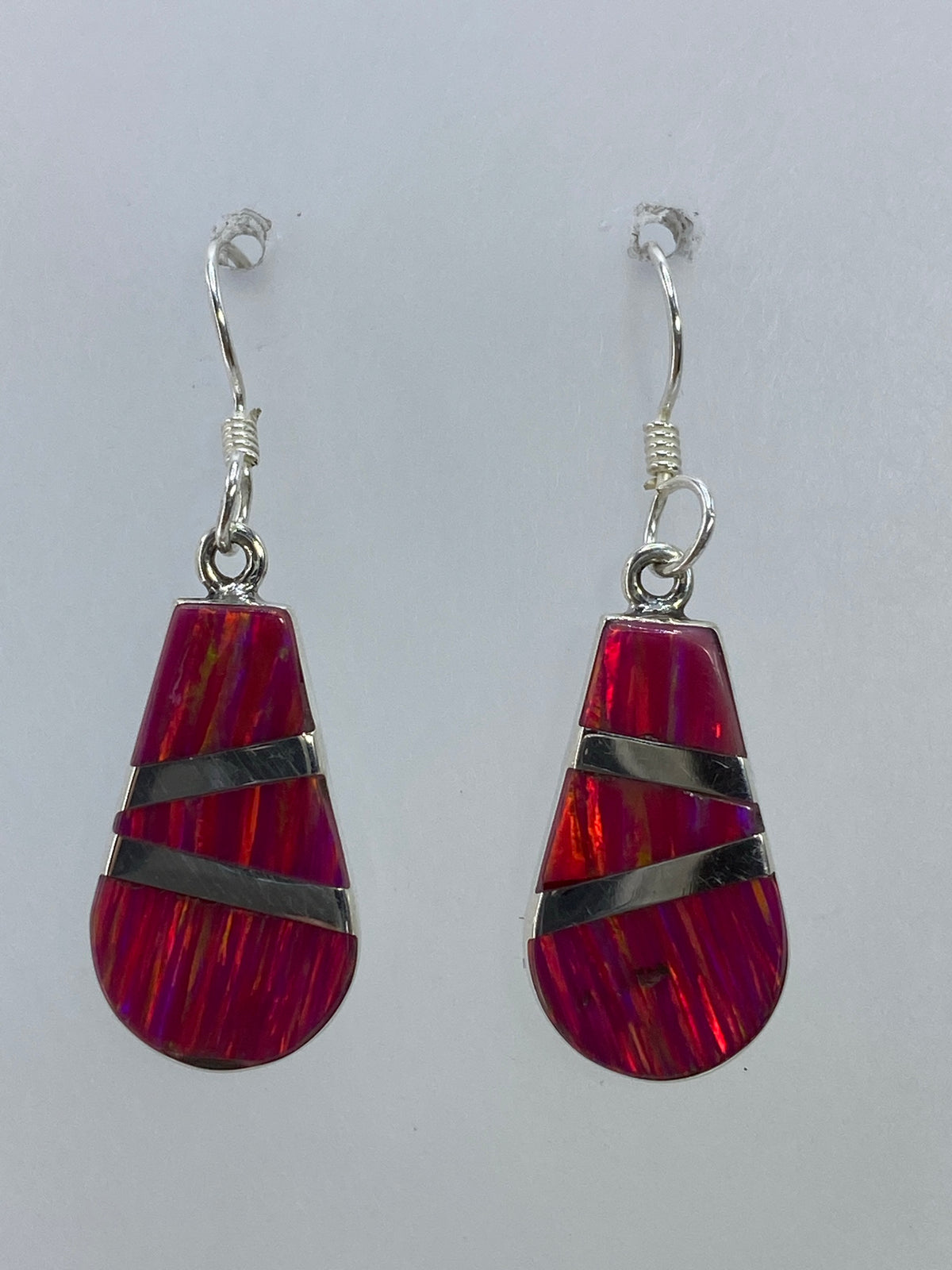 Par de aretes de plata 950 con ópalo de fuego rosa engastado a mano, sobre fondo blanco