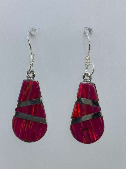 Par de aretes de plata 950 con ópalo de fuego rosa engastado a mano, sobre fondo blanco