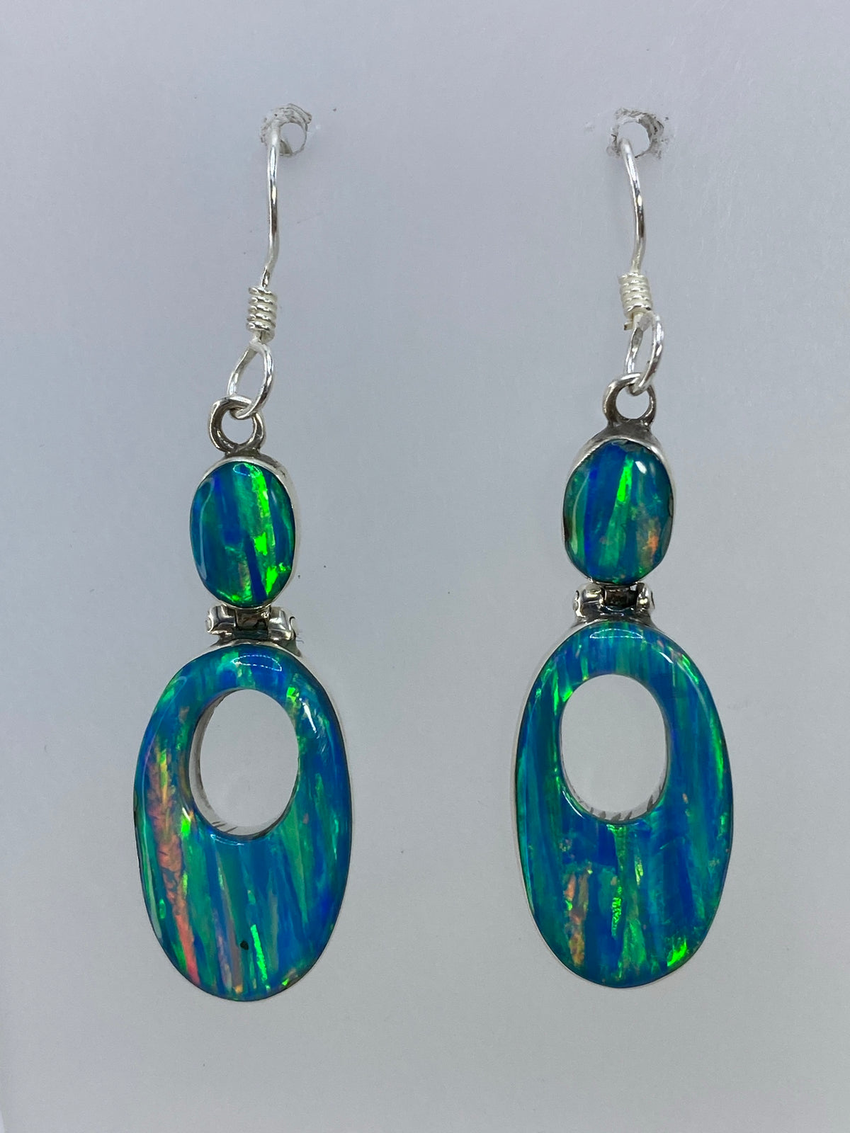 Par de aretes de plata 950 con ópalo de fuego multicolor, 4.2 cm de largo, sobre fondo blanco