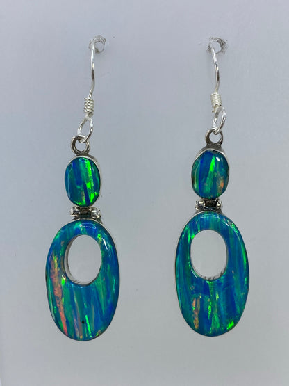 Par de aretes de plata 950 con ópalo de fuego multicolor, 4.2 cm de largo, sobre fondo blanco