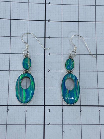 Los aretes juntos sobre una regla que muestra 4.2 cm de largo total