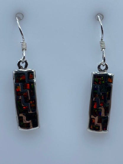 Detalle cercano del ópalo de fuego multicolor mostrando tonos rojo, naranja, verde y azul