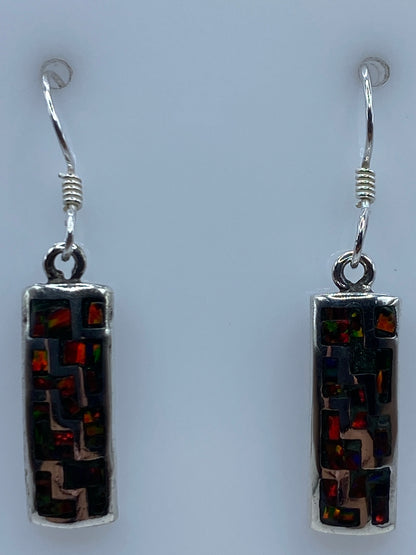 Aretes en forma cilíndrica con engaste de ópalo, vista frontal