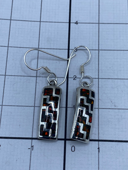 Aretes de plata 950 con el Quinto grabado sobre fondo blanco