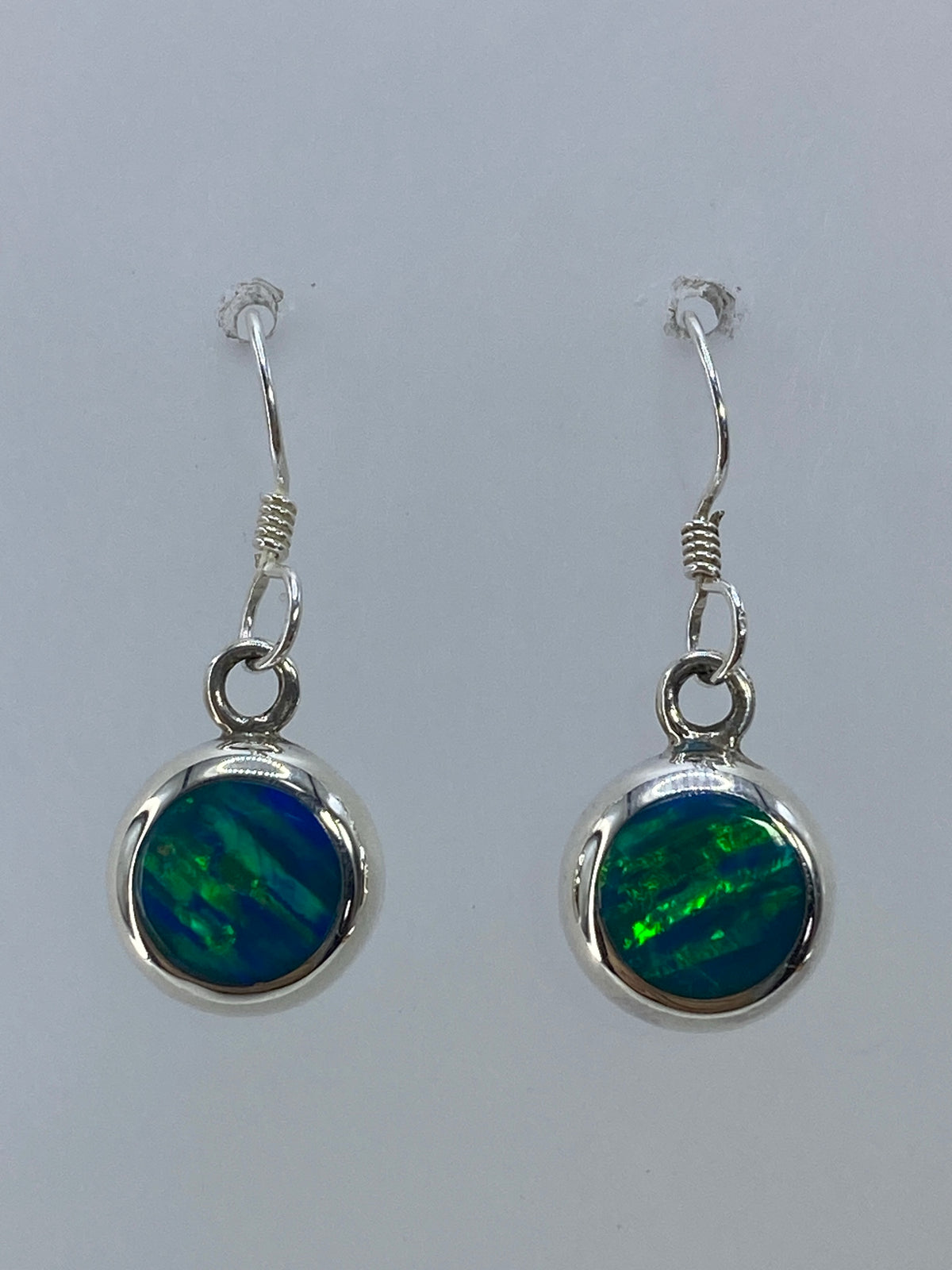 Aretes de plata 950 con ópalo de fuego verde limón, par completo sobre fondo blanco