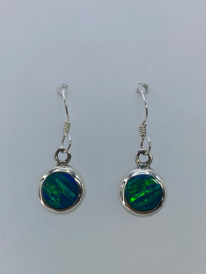 Detalle de la piedra ópalo de fuego verde con reflejos internos en cada arete
