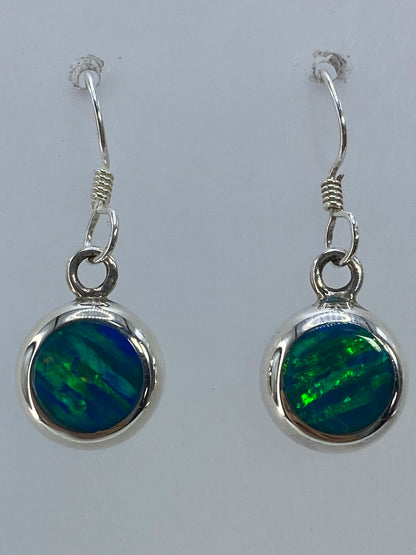 Aretes sobre regla de centímetros mostrando largo de 3.7 cm