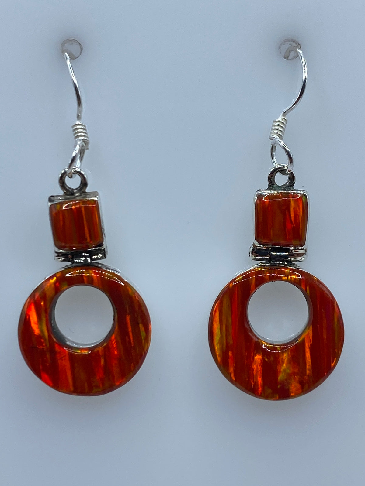 Aretes de plata con ópalo de fuego naranja en forma de donut, vista frontal