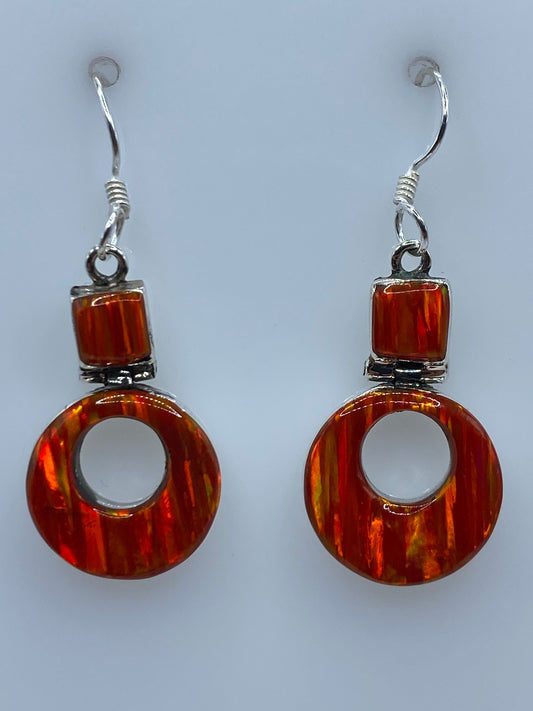 Aretes de plata con ópalo de fuego naranja en forma de donut, vista frontal