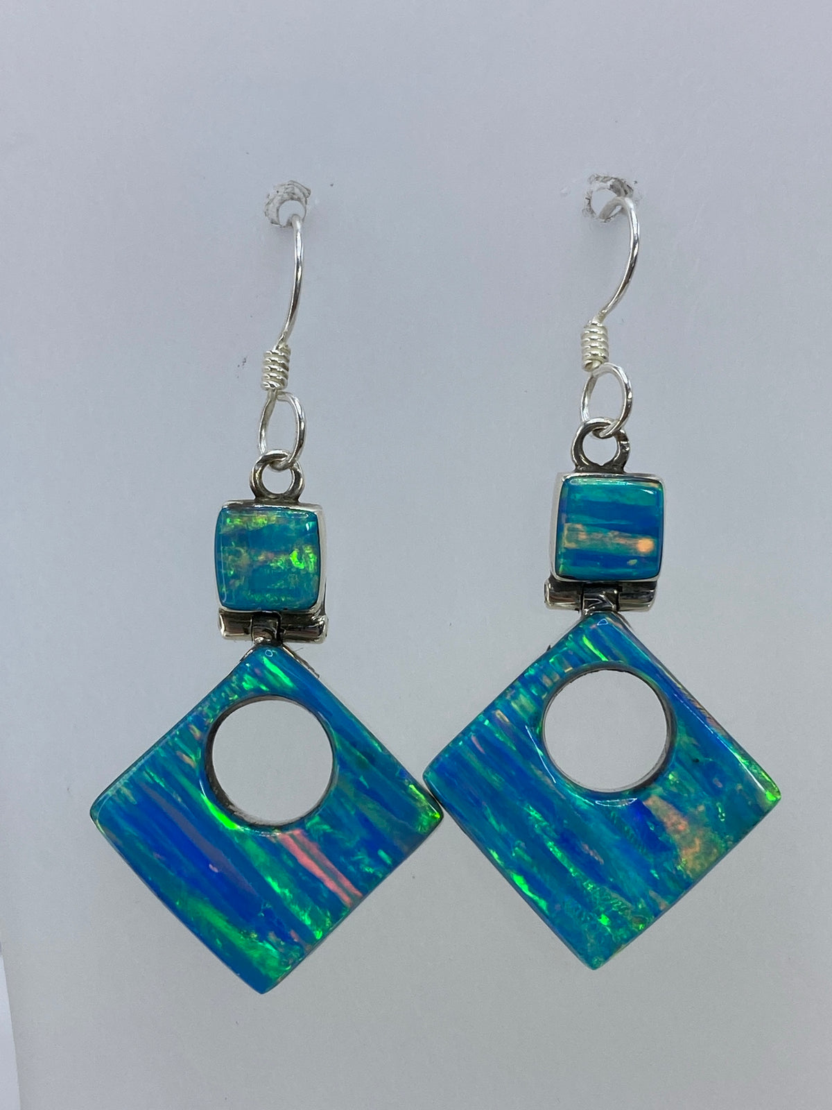 Par de aretes de plata 950 con ópalo de fuego multicolor, colgando de ganchos de plata