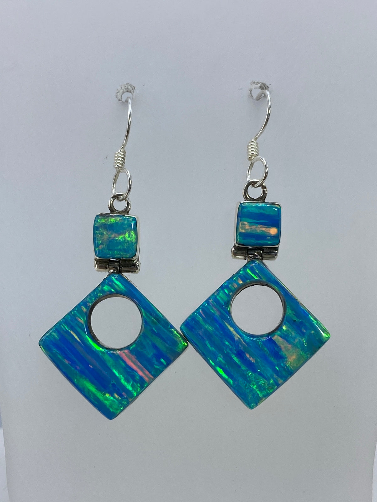 Detalle cercano del ópalo de fuego multicolor mostrando los reflejos verdes, azules y oro