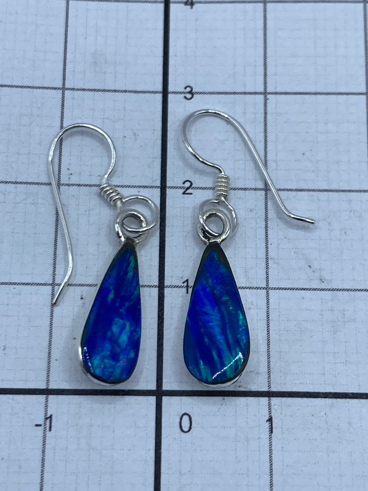 Par de aretes completamente montados en estuche azul de Arte Taxco