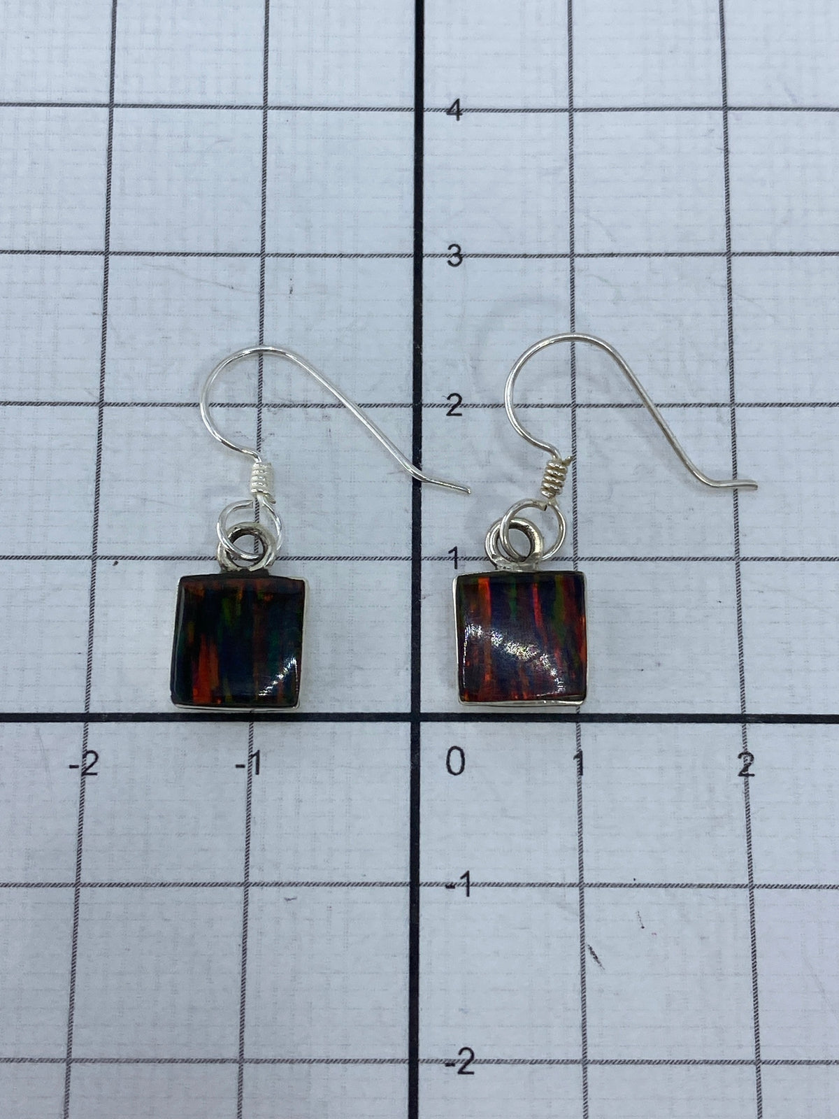 Pesaje de aretes en escala digital: 1.3 gramos el par