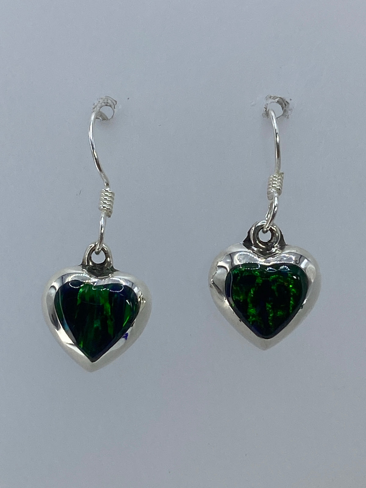 Par de aretes corazón en plata 925 con Ópalo de Fuego verde, gancho fisher plateado
