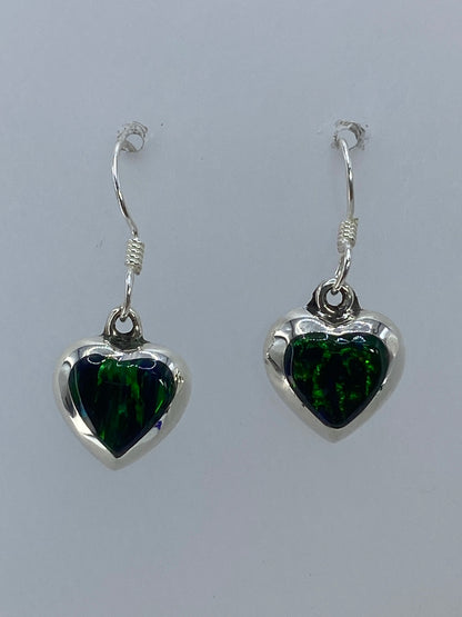 Par de aretes corazón en plata 925 con Ópalo de Fuego verde, gancho fisher plateado