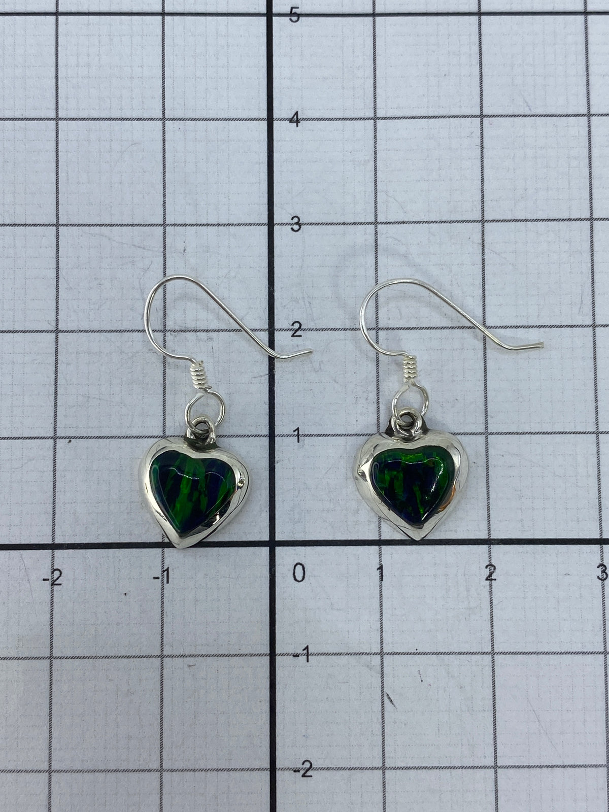 Reverso de los aretes corazón mostrando el engaste a mano y el sello 925