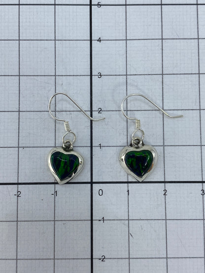 Reverso de los aretes corazón mostrando el engaste a mano y el sello 925