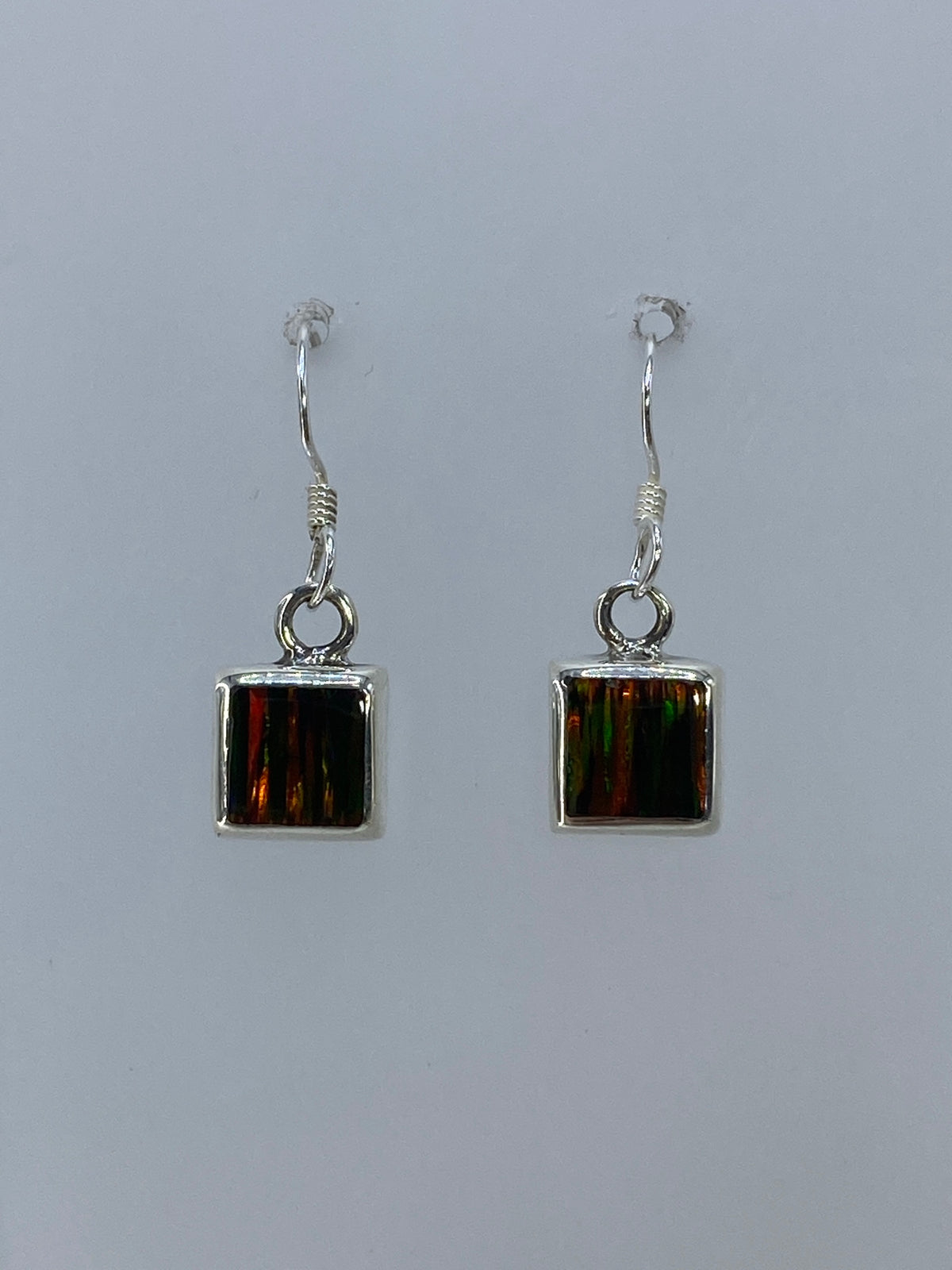 Arete individual de plata 925 con ópalo de fuego engastado a mano